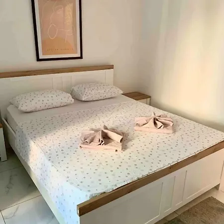 Verano Steps From Kolovare 公寓