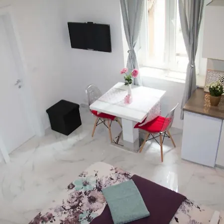 Verano Steps From Kolovare 公寓 *