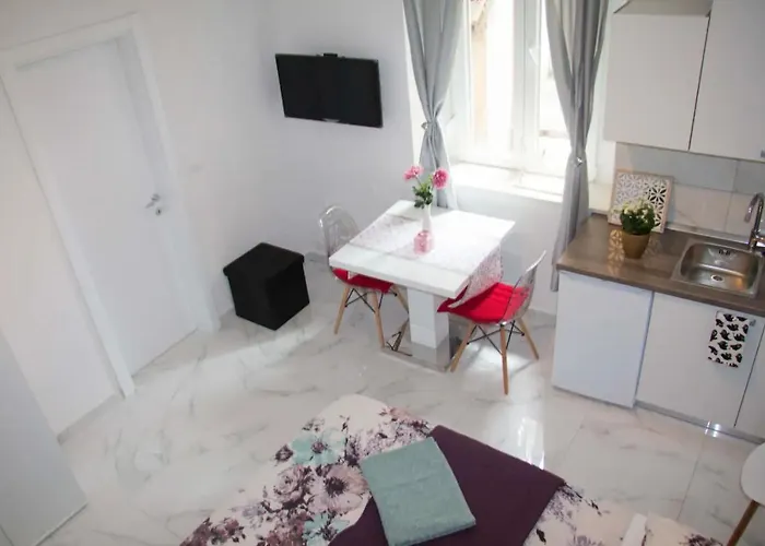 Verano Steps From Kolovare Apartman *