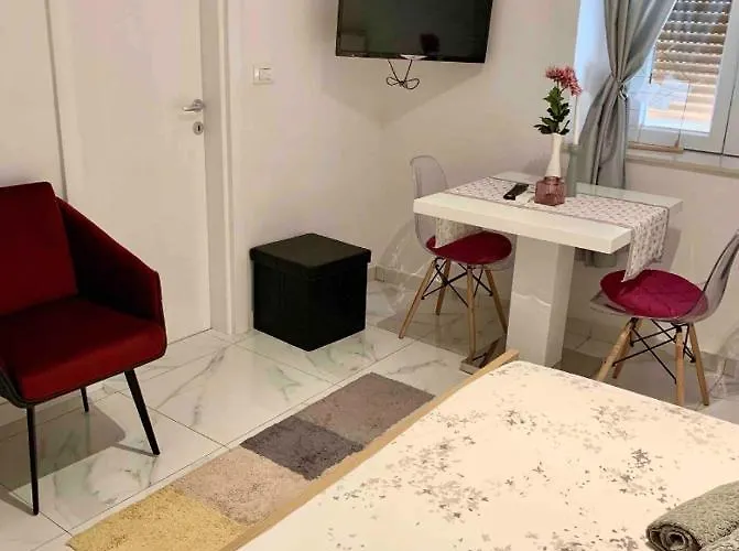 Verano Steps From Kolovare Apartman